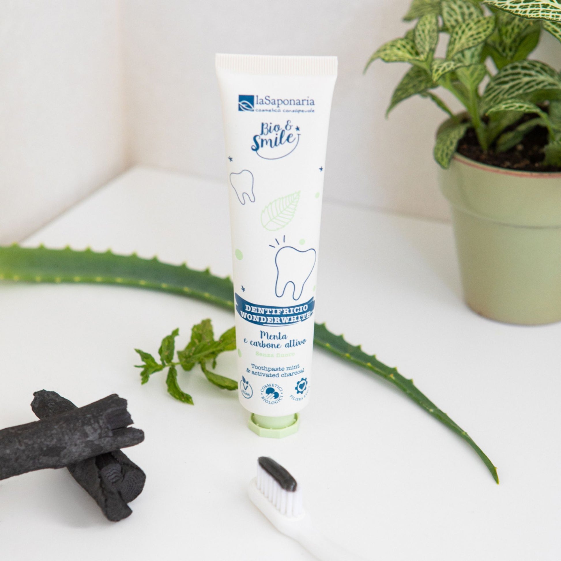 Dentifricio sbiancante WonderWhite Menta&Carbone
