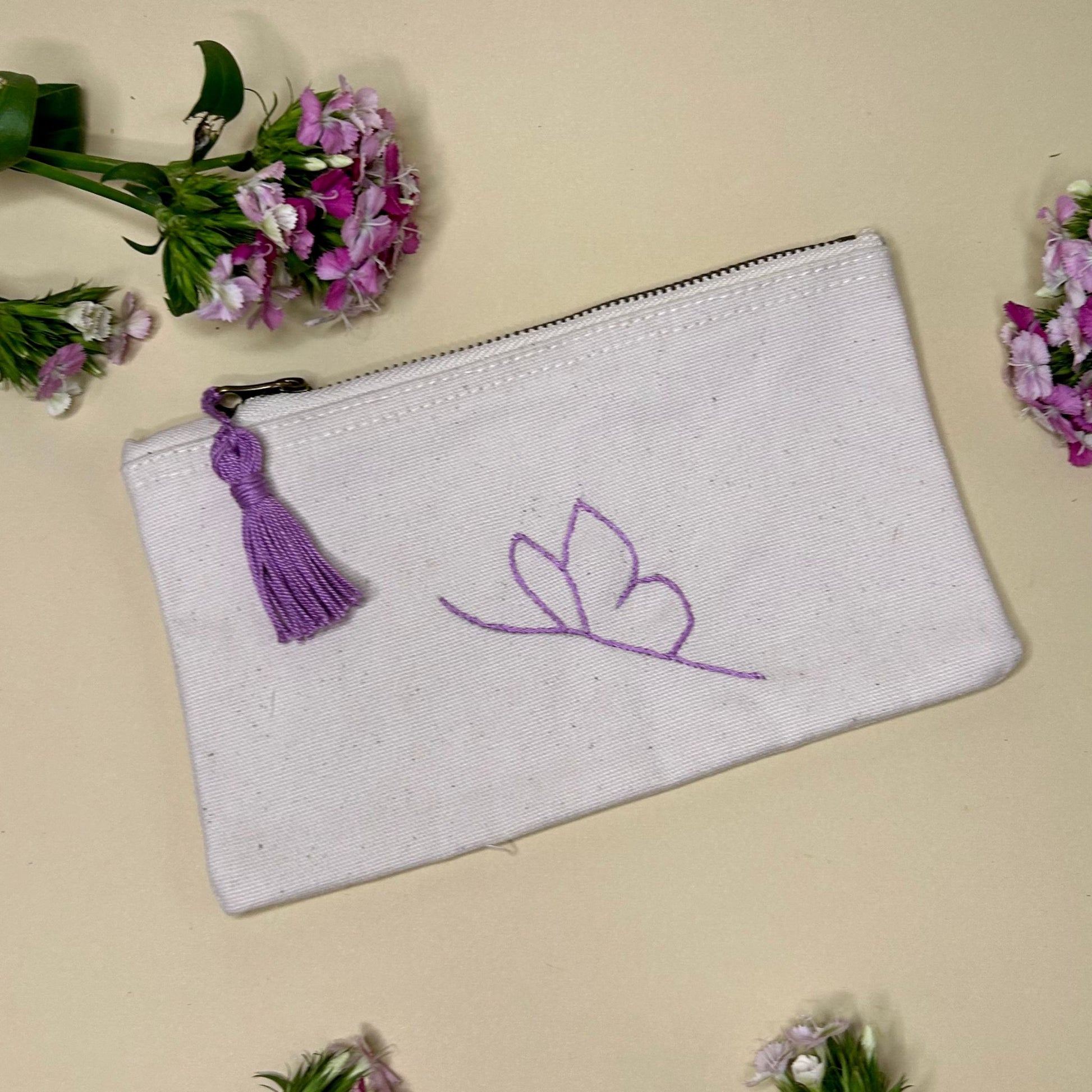 Pochette ricamata a mano